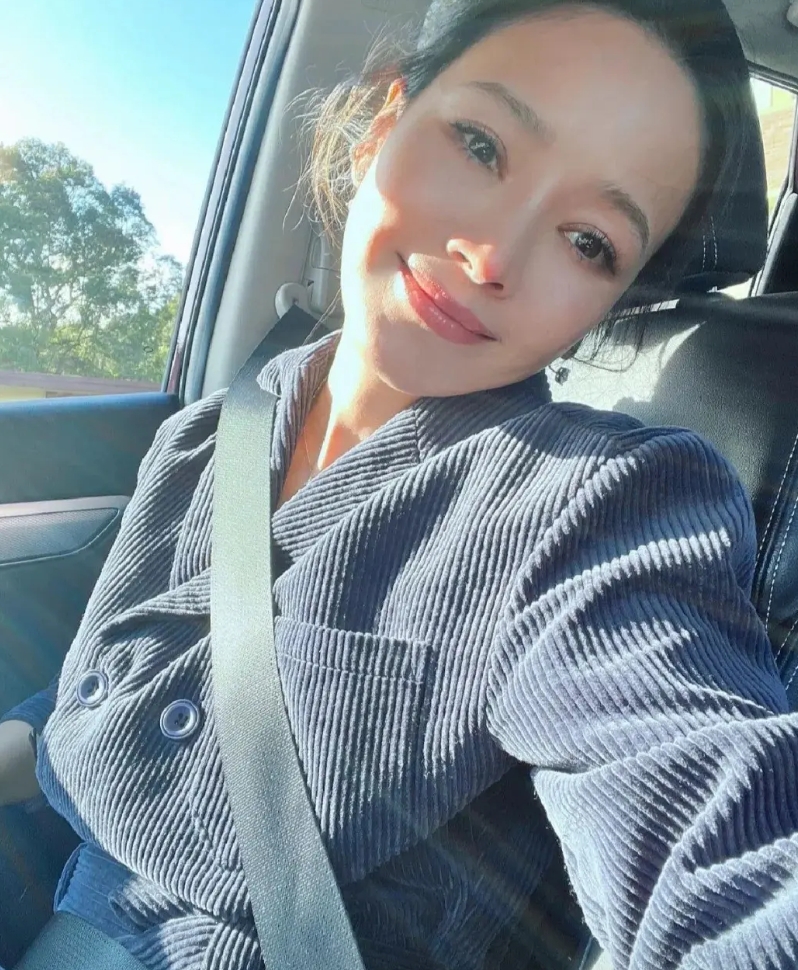 我还以为侯佩岑情商高，没想到的是，她转发央妈微博就算了，她为什么要冲在第一个发？