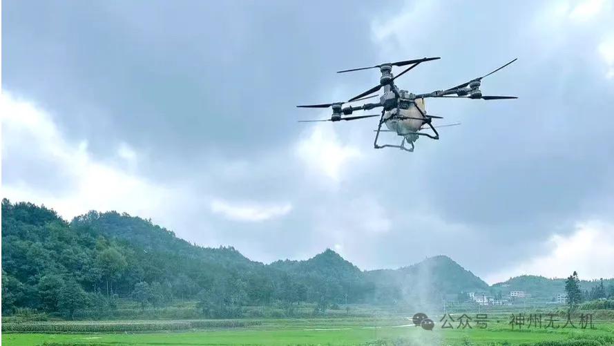 神州植保无人机万亩农田播撒喷淋尽在掌中，省时省力省人工，帮助农户降本增效大丰收！