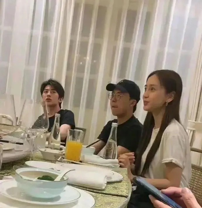 杨颖和郭麒麟聚餐，他们桌子上的喝的是白酒还是饮料啊！