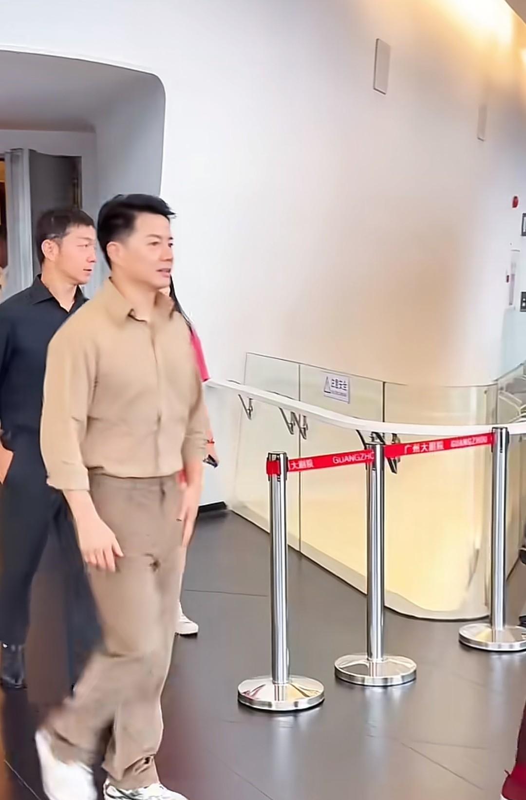 近日，话剧《四世同堂》在广州大剧院演出，演员段奕宏、邢佳栋出席见面会。
发现优秀