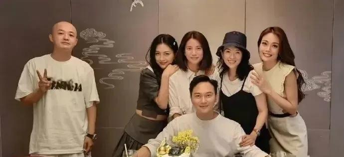 张智霖这张合照里面，包贝尔被裁掉后竟然毫无违和感