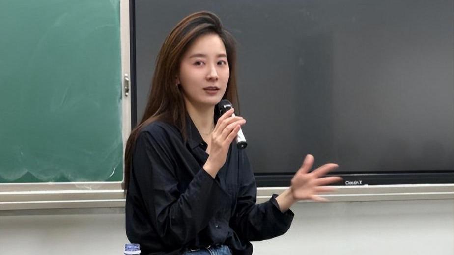 31岁朱颜曼滋北大上课