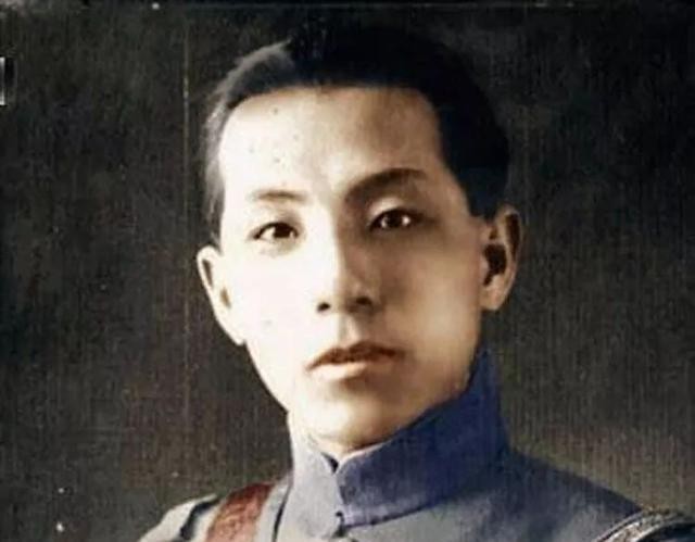张学良在婚后，出轨了赵四小姐，于凤至选择了忍让，她甘愿与这个小三共侍一夫，唯一的