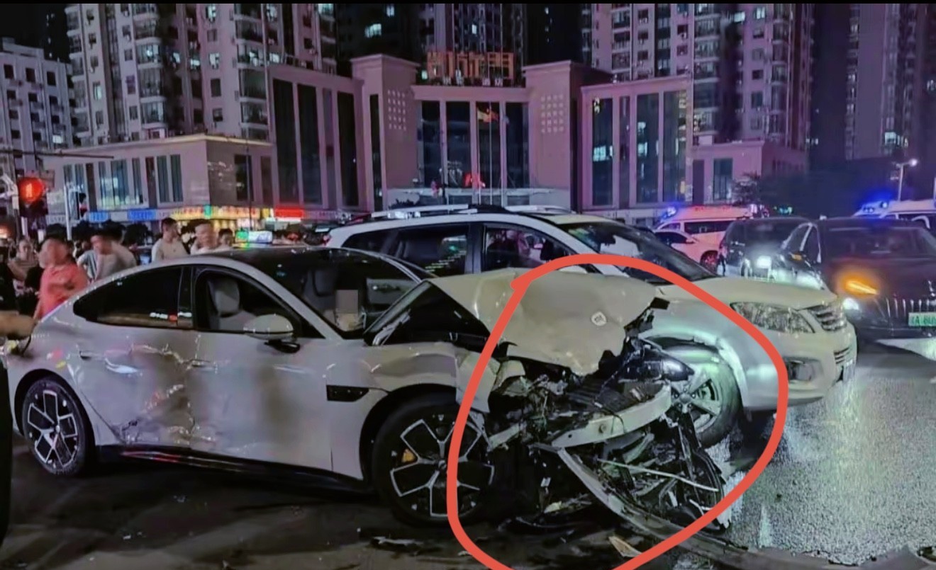 惊了！女司机开小米SU7连撞16辆车！网友吵翻了……
家人们谁懂啊！郑州街头昨晚
