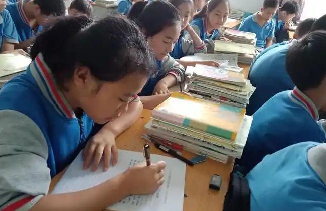 初中生开窍的顺序，没想到挺准的！
1、能完全不玩手机的孩子，先开窍。初中阶段，手