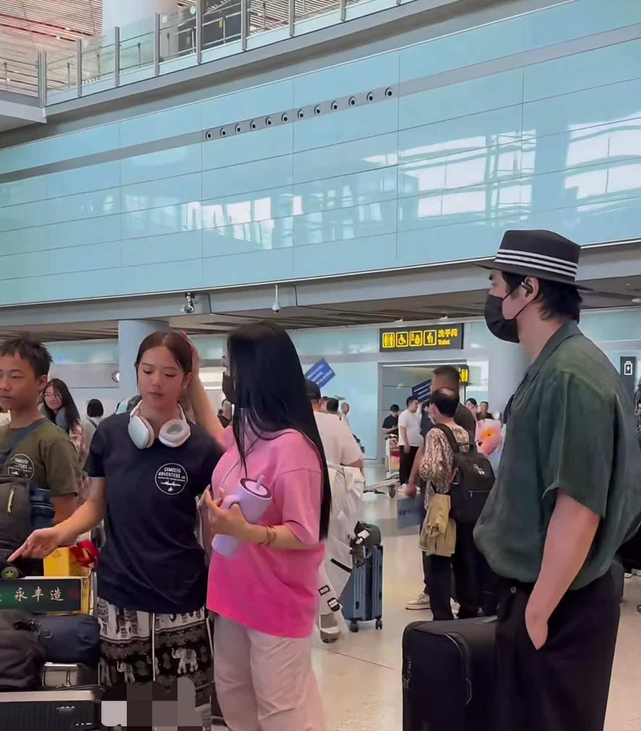 钟丽缇夫妇一起来机场接Jaden从澳洲回来，两口子的衣品真的好奇特，啥土穿啥！
