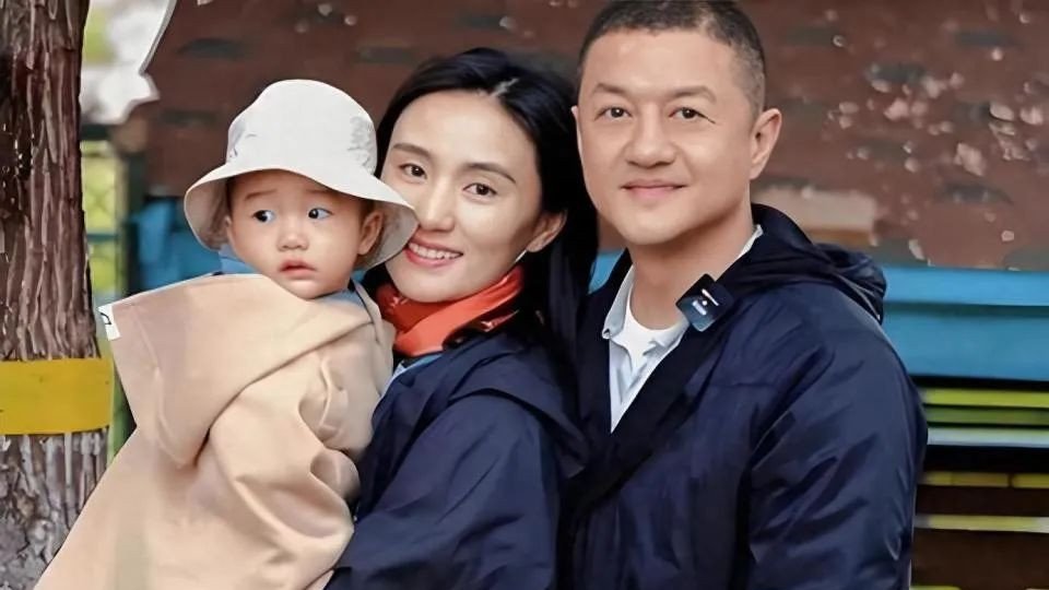 李亚鹏一家被迫搬家！3岁女儿痛哭不舍，妻子含泪坦言：经济困难也要整整齐齐