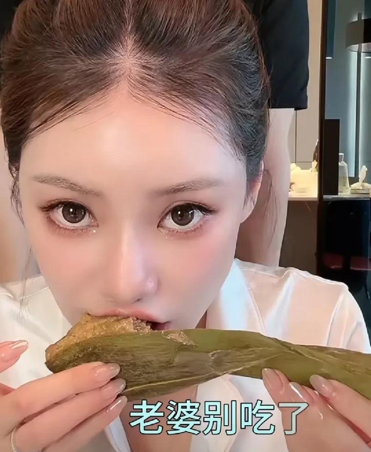 汪小菲和马筱梅在直播间卖粽子，汪小菲吃了几个吃不动了，看着马筱梅哐哐炫了6个。