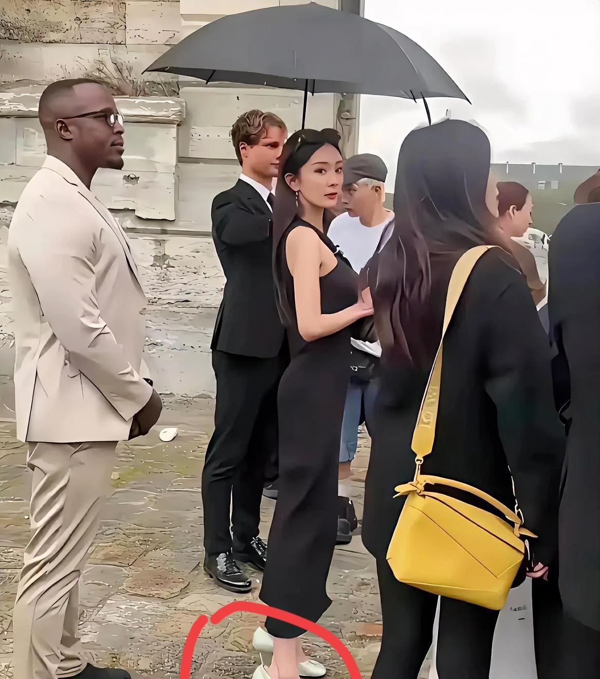 她很漂亮，也非常有气质，
但是她的鞋里面是什么？
有人知道吗？