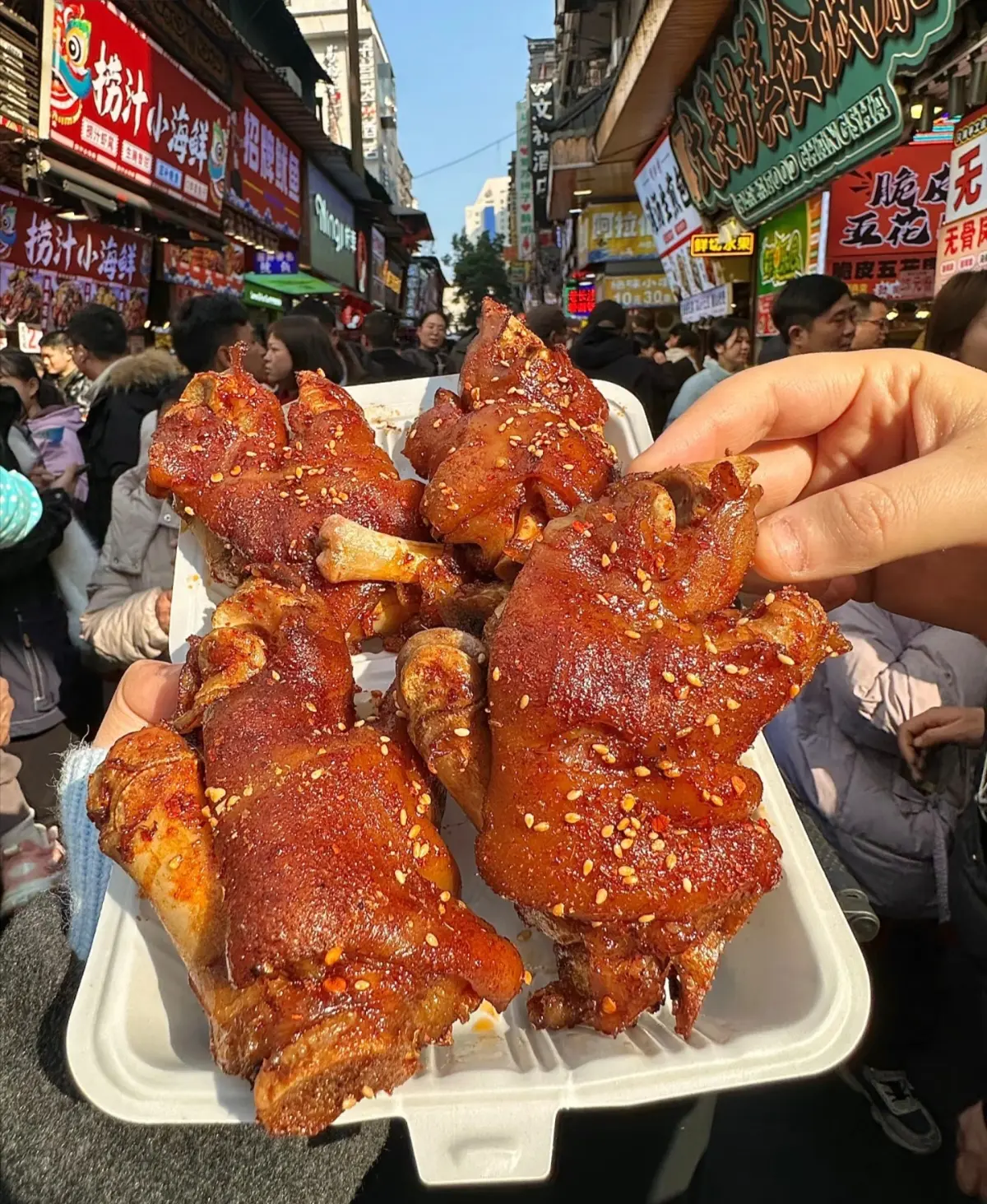 这个烤猪蹄真的是太香了，可以干两个
