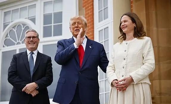 老特在苏格兰特恩伯里高尔夫度假村会见英国首相斯塔默及夫人维多利亚。
两人举行会谈
