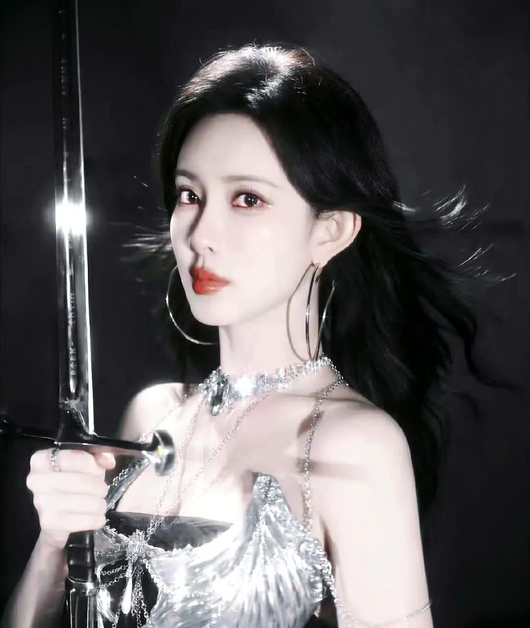 #孟子义聊生理期大大方方的# 直面女性困扰引共鸣，敬业态度获点赞！
今晚，孟子义