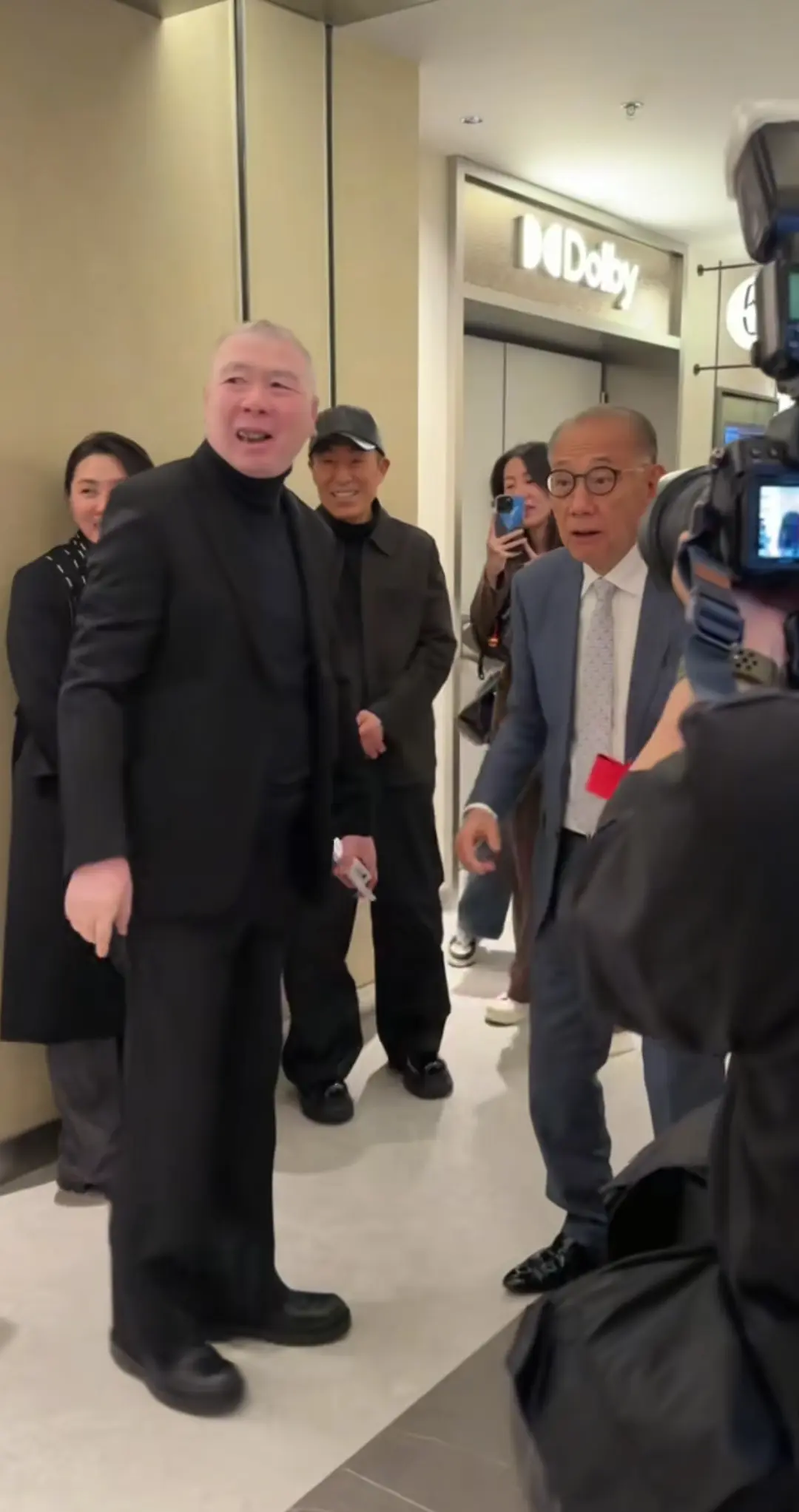 为什么成龙大哥一来，英皇集团老总杨受成表现得一惊一乍的。

