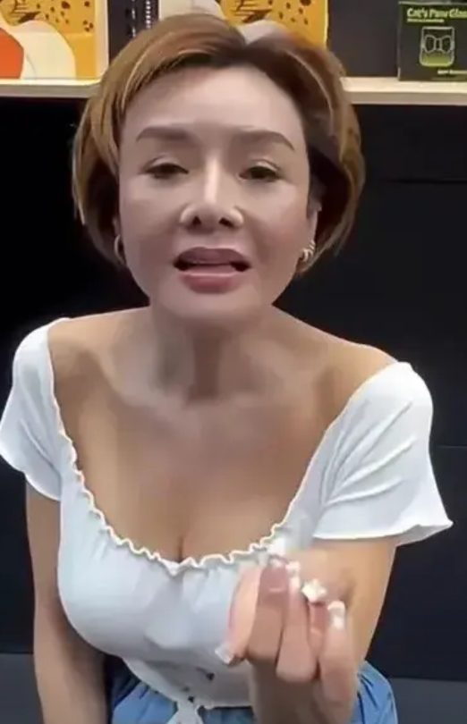 59岁的叶子楣近照曝光，瞬间在网络上掀起一阵热议。照片中的她，精心打扮后美态依旧