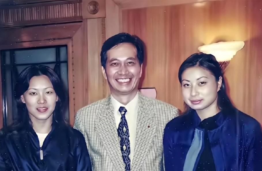 两位跳水女皇同框太让人惊喜！郭晶晶眉眼灵动，面容圆润透着亲和；伏明霞发丝柔顺，妆