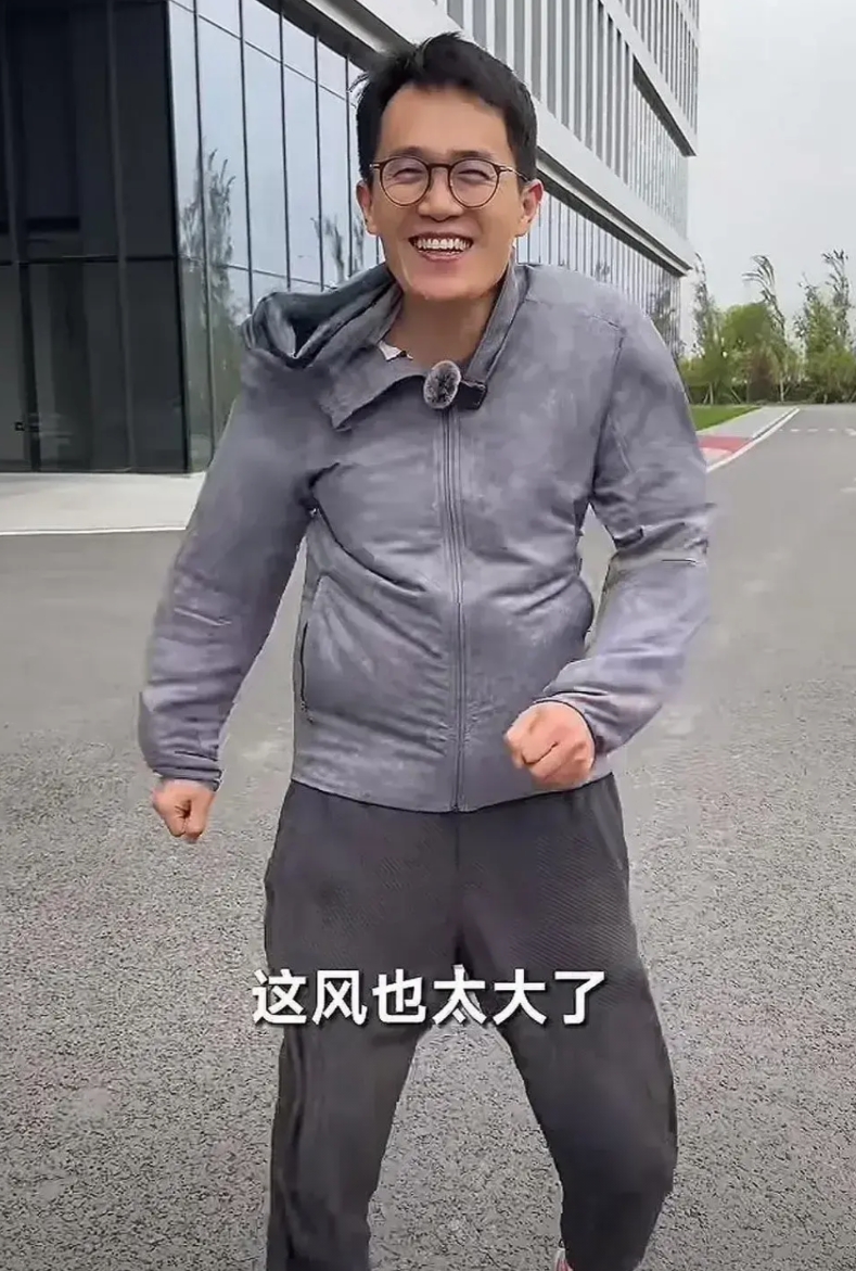 王腾辞职了，没人替他高兴，都在盯着他那辆SU7。
以前他是小米高管，开SU7是给