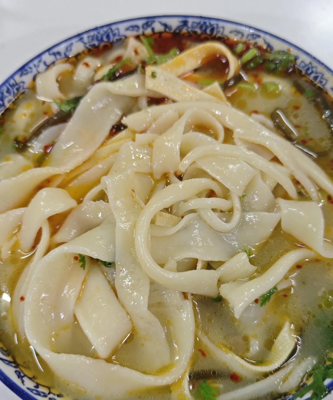 据我所知，河南人是不怎么吃辣椒的，为何河南烩面里面的辣椒很辣啊？不辣才对啊！#辣