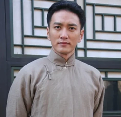 1942年，地下党员赵兴兰被捕。一个伪军给他送饭时，突然敲了敲碗底，还说要救他出