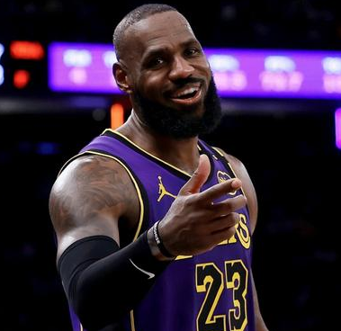 詹姆斯砍下30分带领湖人大胜老鹰！NBA常规赛，湖人主场背靠背迎战老鹰，这场比赛