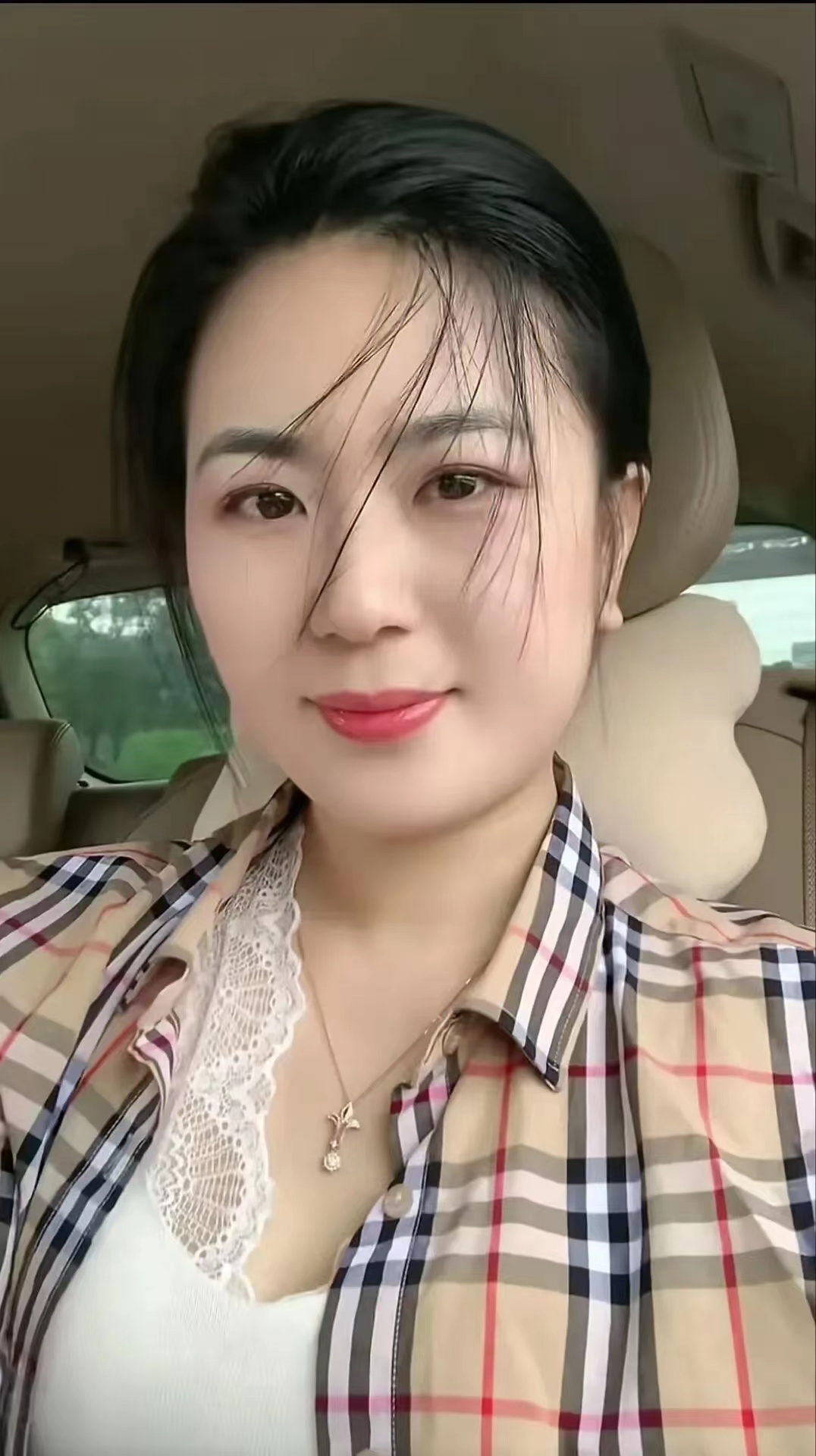 得知同学去世后，我马上过去吊唁。他的妻子看到我后，私下把我带到一个没人的地方，给