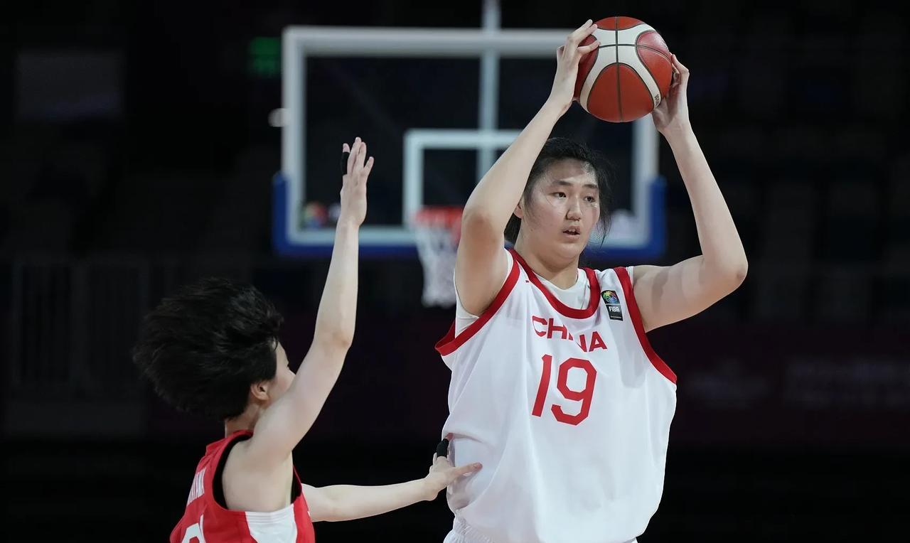 张子宇在昨晚中国女篮对阵日本女篮的热身赛中表现出色，仅用14分钟便得到18分10