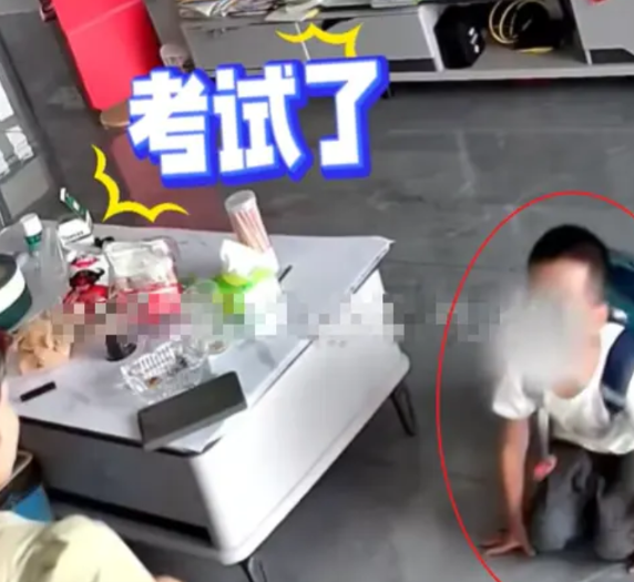 我被这小孩笑哭了！
江西赣州，一小孩放学回家后，一声不吭走到妈妈面前，扑通一声就