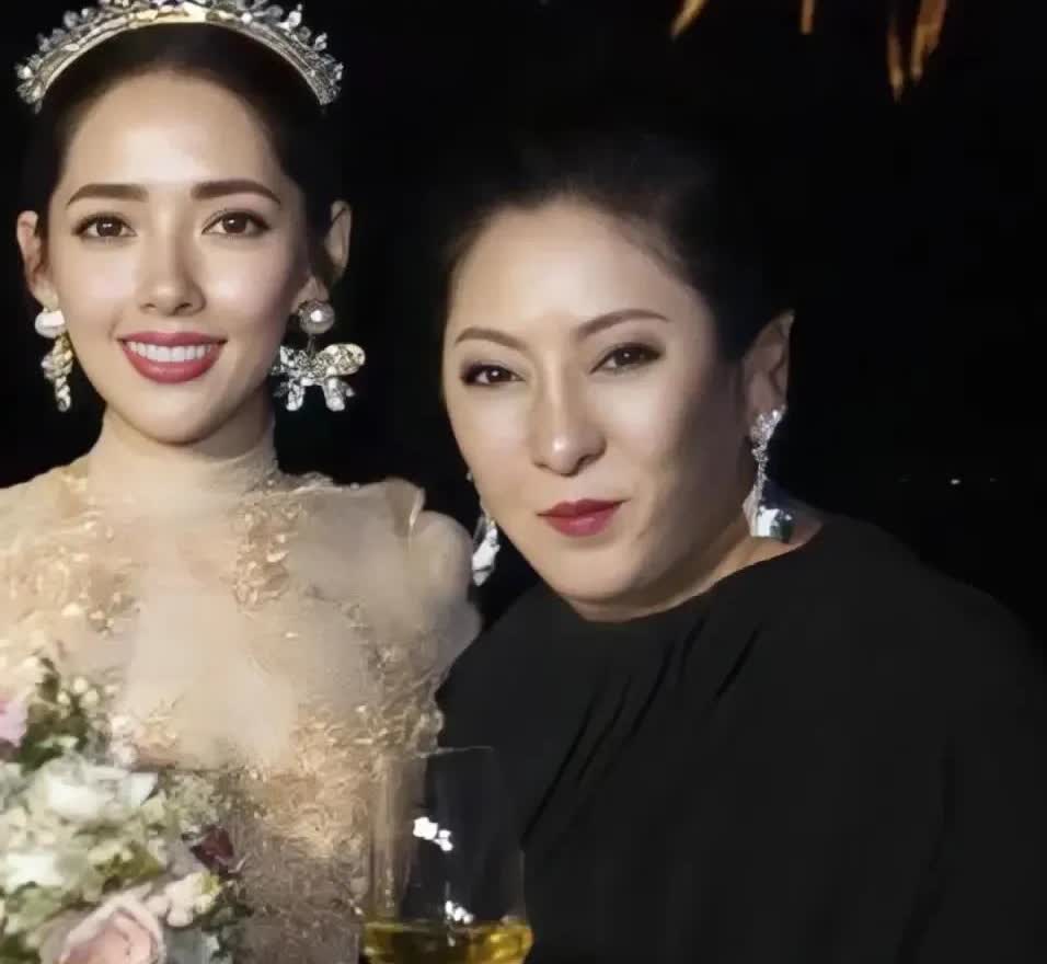 哈哈，向太婆媳还挺好玩。
婆媳俩挺默契，郭碧婷刚说说自己也要还房贷，向太立马回