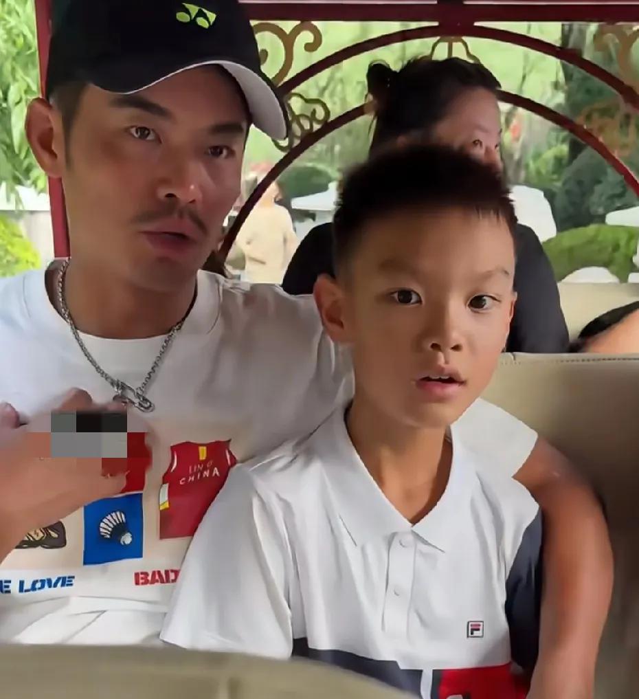 林丹谢杏芳带娃游西安，一家三口身材高挑！话说谢杏芳这腿也太长了吧，比例真好