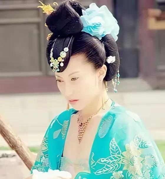 太极殿的鎏金烛台明明灭灭，映得兰陵公主苍白的脸忽明忽暗。她跪在冰凉的地砖上，发间