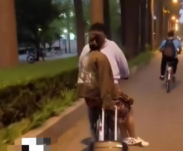 妈妈来到北京清华看儿子校园实在太大儿子骑车送妈妈出学校时的一幕