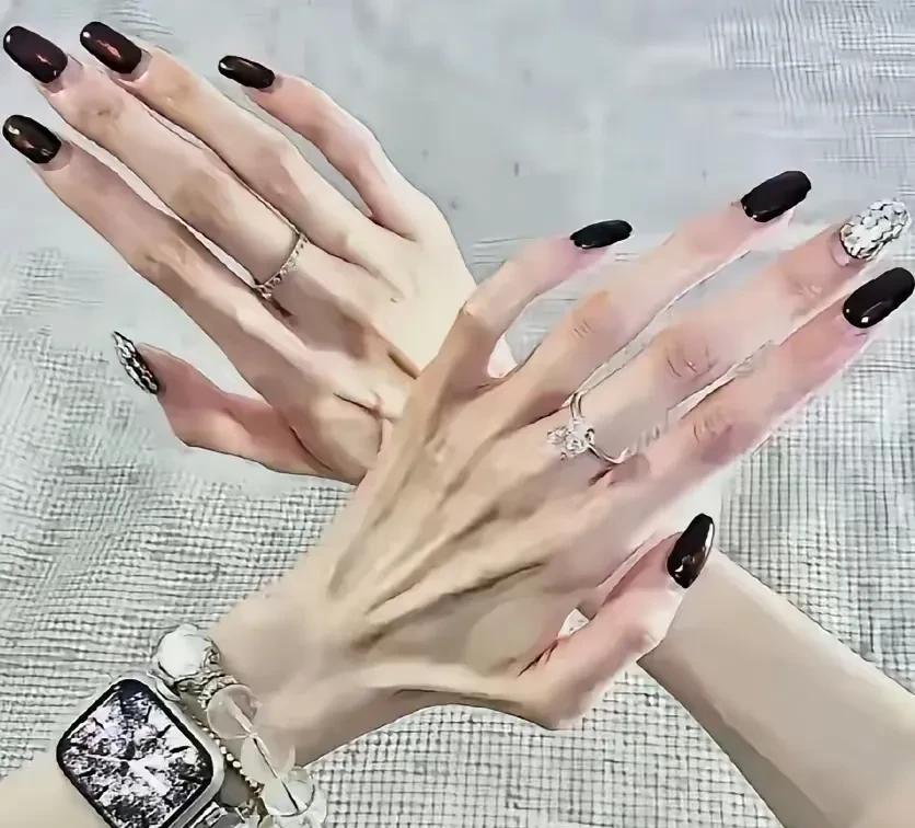 这样的手，
谁能看出美感？
少了血肉的手不叫手，
俗称“爪”吧？[捂脸]