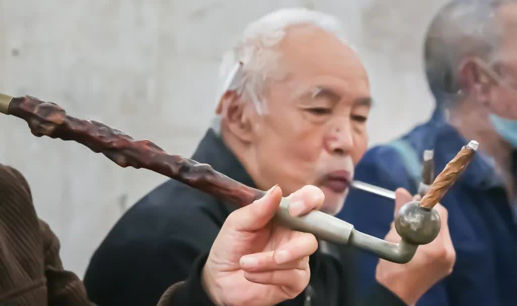 为什么不能取消公交免费卡，既然是政府补贴，完全可以将公交费发放到老年人手中，老年