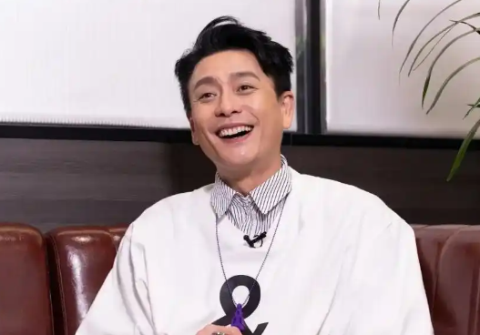 45岁的黄宗泽自曝至今不结婚，就是为了气妈妈！

因为他从高中开始谈恋爱，妈妈就
