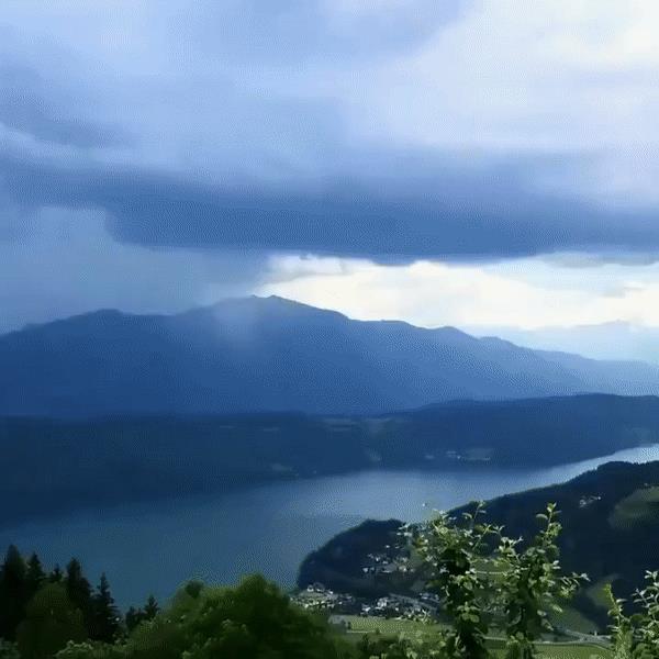 奥地利米尔斯塔特湖上空令人惊叹的暴雨