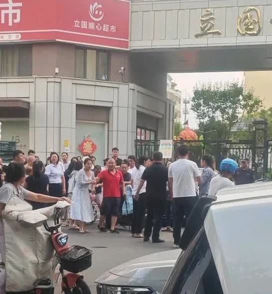 新华路立国花园道附近因小事大打出手，打架众人围观。