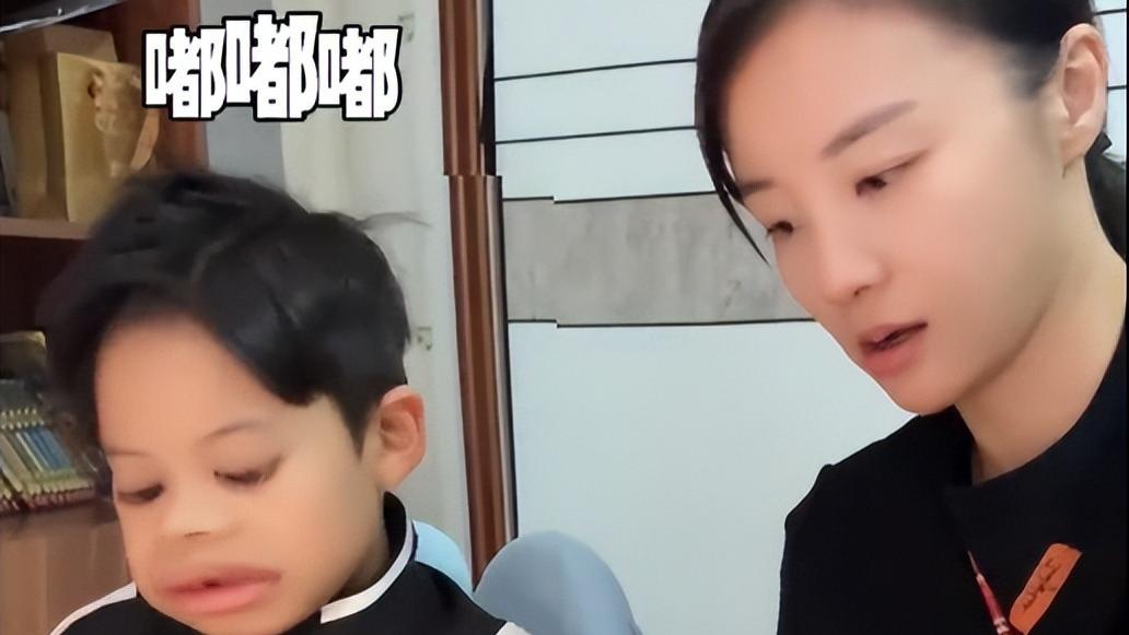 陈龙老婆给娃辅导作业，血压飙升到耳鸣，气的让儿子罚抄100遍字