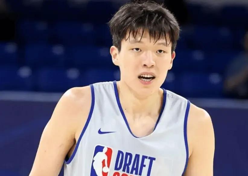 杨瀚森被开拓者16顺位选中，背后最惨的是篮网。
开拓者不选，小杨也铁定会在首轮被