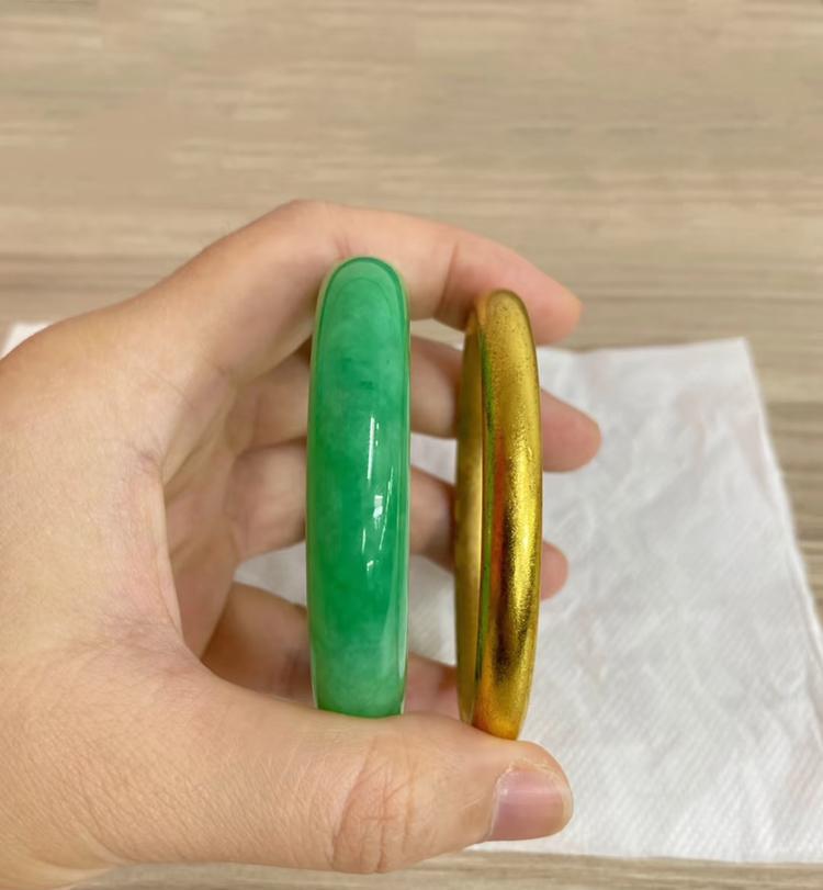 翡翠镯子和金镯子，到底该怎么选？好纠结……
婆婆说，两只手镯给我和大嫂一人一只，