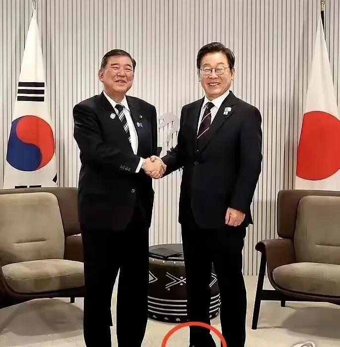 眯眼哥在加拿大会见瞌睡男的时候简直是大出风头：平时只有一米六八的他，一家子把一米