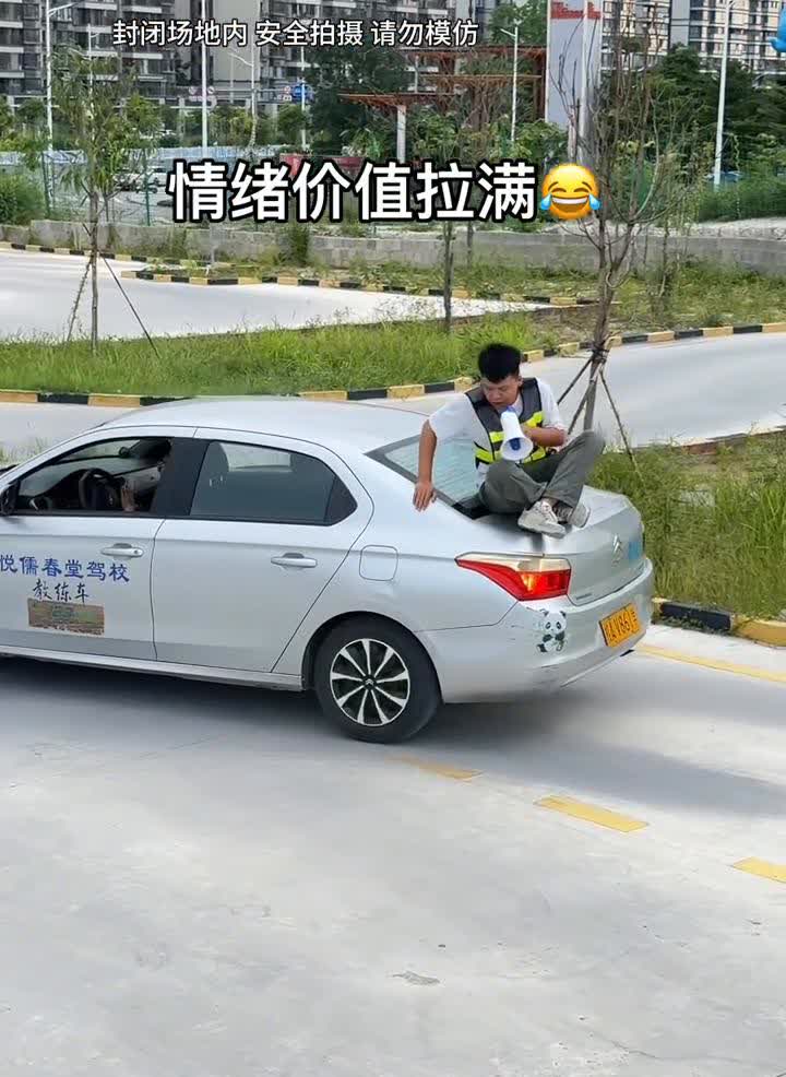 情绪价值拉满。
·第一个点，看不到库角，往右边打死，就是这样子。
·第二个点