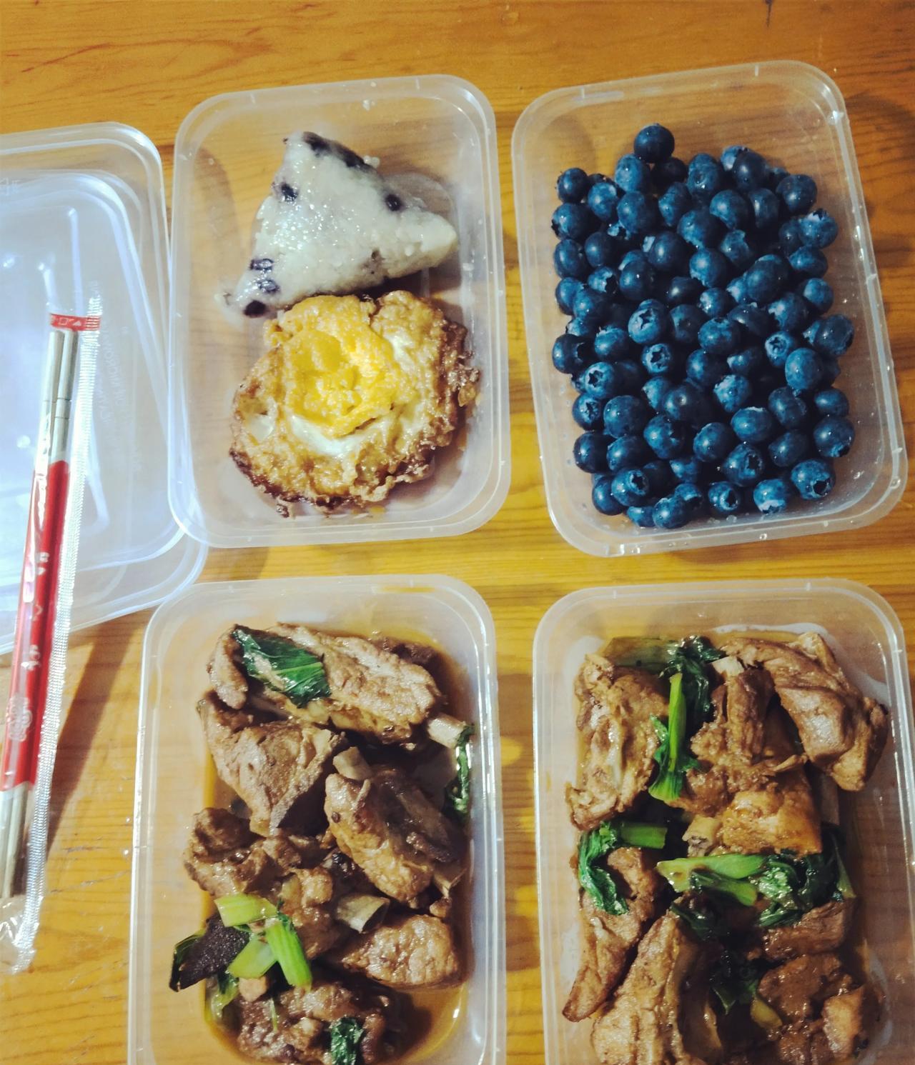 今天下雨了，熊孩子六点多钟就发信息要过来吃饭。我说：外面下雨了，你今晚别过来了，