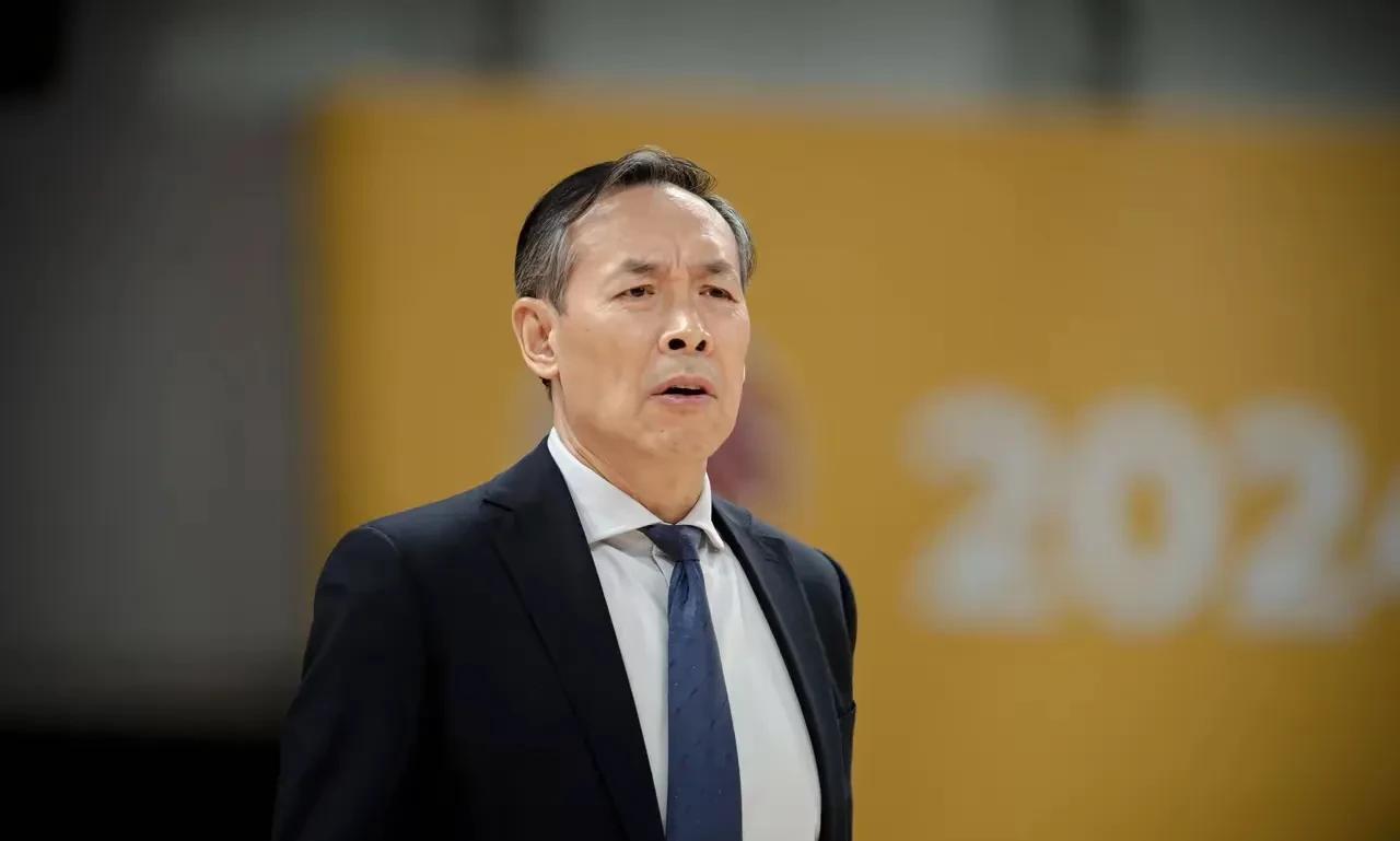 北京队很愁！
许利民判断，以北京队下赛季阵容，很难夺冠。所以向俱乐部高层提出用范