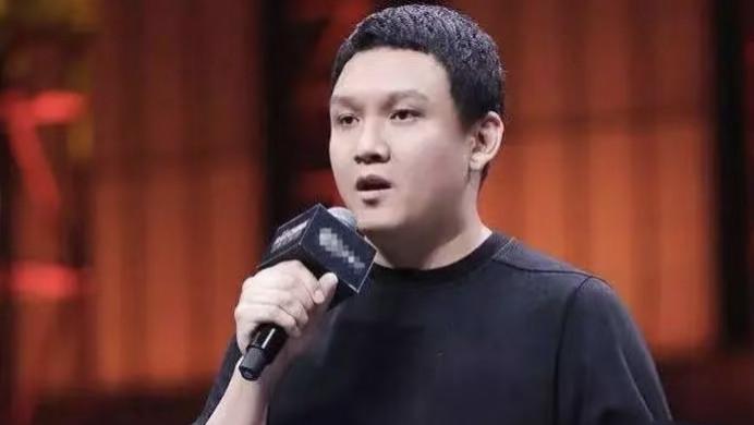 车澈街头“熊抱”引风波，李嘉格霸气回应：这锅我不背！