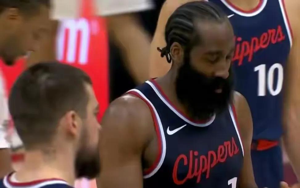 #nba# 鲍尔默要恨死小卡了，快船输球，排名又下滑了。
面对骑士，伦纳德走休息