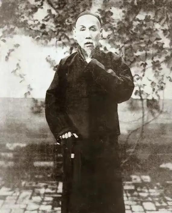 1898年，46岁的林纾刚丧妻不久，青楼头牌谢蝶仙便让人送来四只特大的柿饼，林纾
