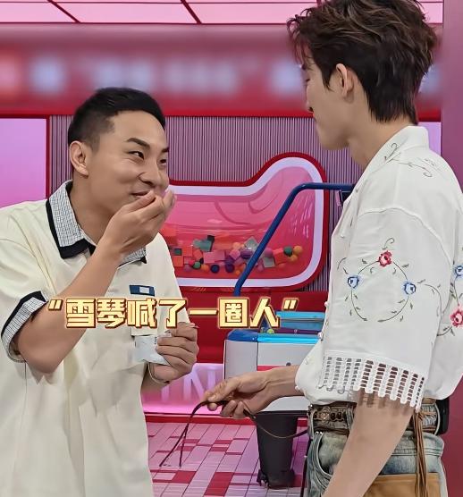 夜晚，李雪琴给王子奇发信息：“哥，你到长沙了吗？”
王子奇回复：“到了，你早点睡