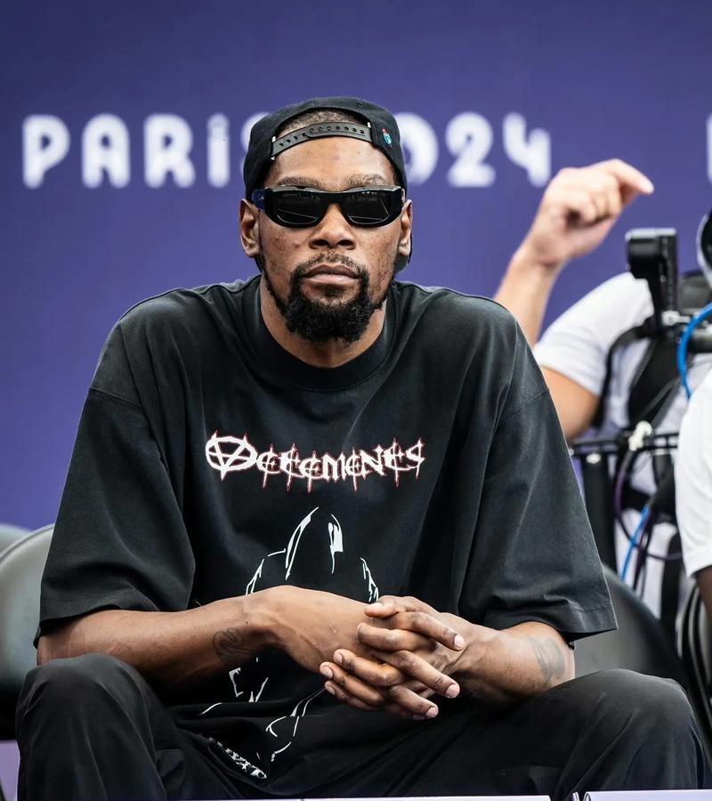 扎心！杜兰特认为NBA只有三人影响了世界，不包括詹姆斯和自己！
1、迈克尔乔丹