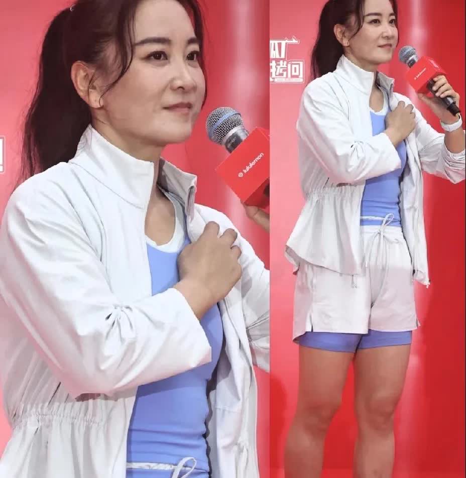 刚查了一下，

贾玲减重后，

有网友说她不搞笑了！

其实并不是贾