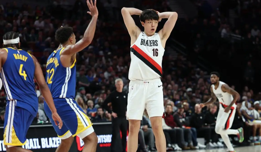 罗威归来，杨瀚森的NBA之路是终点还是拐点？
当开拓者替补席在战胜掘金的赛后陷入