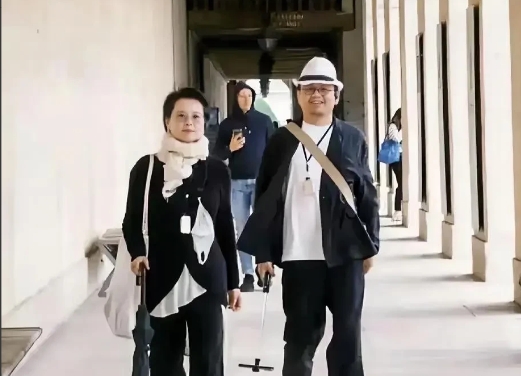 袁立和她的现任老公并肩同行，气质着实出众。仅仅是一条围巾搭在肩上，身着一身黑色衣